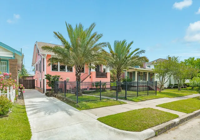 Photo 3 of Single family home for sale at 3911 Ave R 1/2, Galveston, TX 77550 | MLS# 75097509 | Listing updated on 2026-09-01
