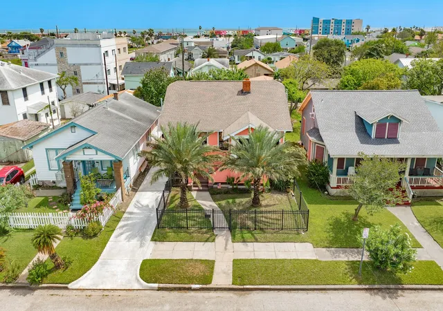 Photo 3 of Single family home for sale at 3911 Ave R 1/2, Galveston, TX 77550 | MLS# 75097509 | Listing updated on 2026-09-01