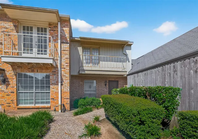 Townhouse for sale at 6111 Beverly Hl St #28, Houston, TX 77057 | MLS# 76472495 | Listing updated on 2026-01-17