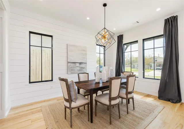 Photo 4 of Single family home for sale at 934 W 43rd Street, Houston, TX 77018 | MLS# 10612340 | Listing updated on 2026-09-20