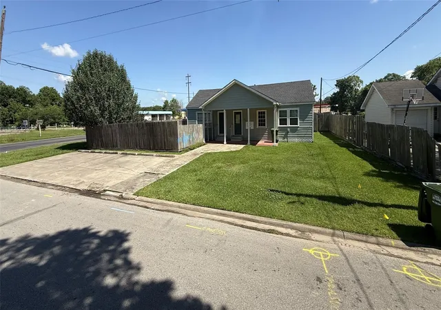 Photo 1 of Single family home for sale at 3001 Lincoln St, Liberty, TX 77575 | MLS# 77613964 | Listing updated on 2026-05-15