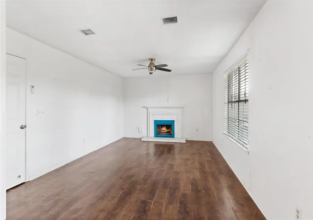 Photo 4 of Sale Pending at 5304 Spring Branch Dr, Pearland, TX 77584 | MLS# 79733302 | Listing updated on 2026-09-28