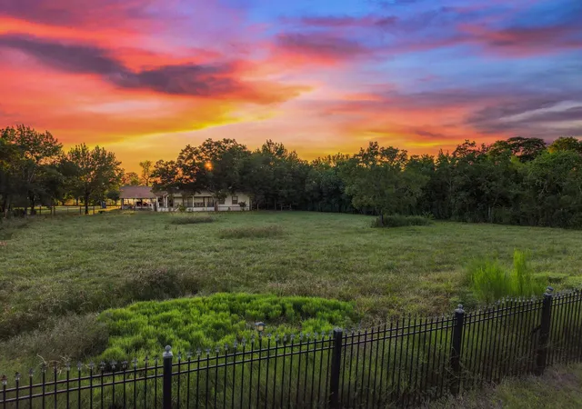 4th image of 9731 Hadden Rd, Baytown, TX 77521 | MLS# 70696411