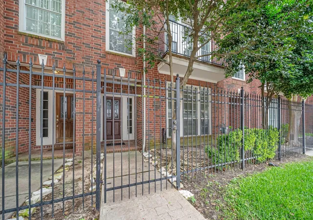 Photo 1 of Townhouse for sale at 1814 Matthews St, Houston, TX 77019 | MLS# 74077763 | Listing updated on 2026-09-15
