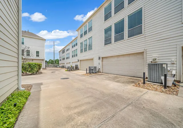 Photo 2 of Townhouse for sale at 1814 Matthews St, Houston, TX 77019 | MLS# 74077763 | Listing updated on 2026-09-15