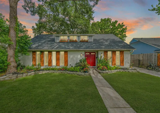 Photo 1 of Sale Pending at 1723 Capstan Rd, Houston, TX 77062 | MLS# 37851008 | Listing updated on 2026-09-21