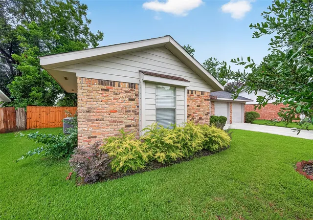 Photo 2 of Sale Pending at 5921 Ariel St, Houston, TX 77074 | MLS# 34283658 | Listing updated on 2026-09-16