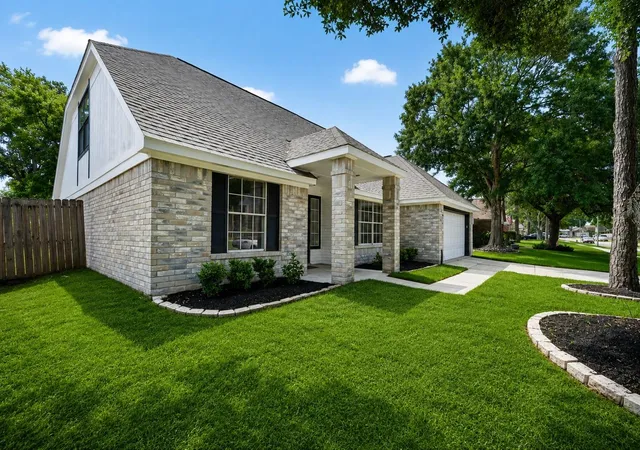 Photo 3 of Single family home for sale at 2623 Foxden Dr, Pearland, TX 77584 | MLS# 25865492 | Listing updated on 2026-10-06