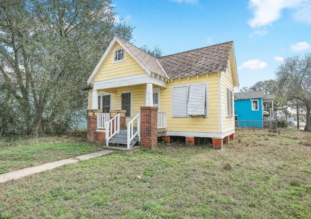 Photo 3 of Single family home for sale at 5127 Bernardo De Galvez, Galveston, TX 77551 | MLS# 11532839 | Listing updated on 2026-09-06