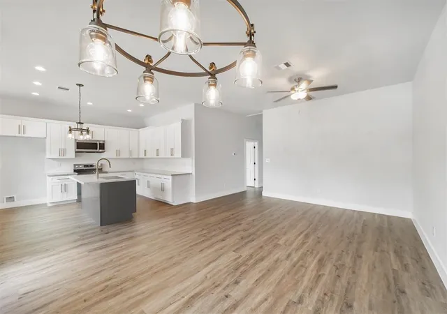 Listing Photo 4 - Condo for sale in building located at 4818 Paula St, Houston, TX 77033