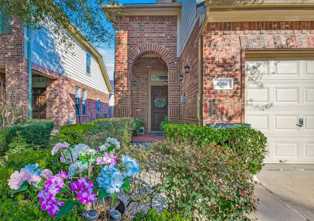 Photo 2 of Townhouse for sale at 5306 Brookway Dr, Houston, TX 77084 | MLS# 39327169 | Listing updated on 2026-06-27