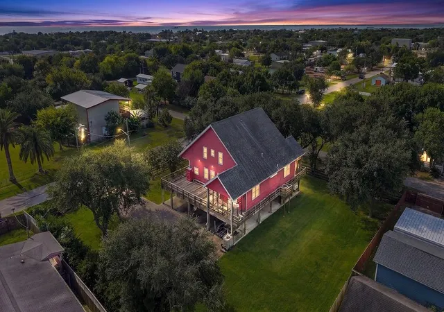 Photo 1 of Single family home for sale at 746 12th St, Dickinson, TX 77539 | MLS# 21721795 | Listing updated on 2026-08-27