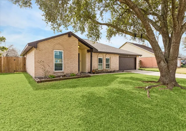 2nd image of 320 Creek Bend Dr, League City, TX 77573 | MLS# 48885810