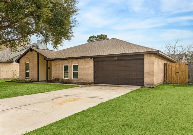 3rd image of 320 Creek Bend Dr, League City, TX 77573 | MLS# 48885810