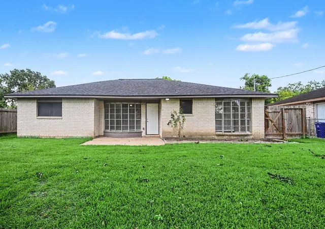 18th image of 300 Castlelake Dr, Friendswood, TX 77546 | MLS# 48842118