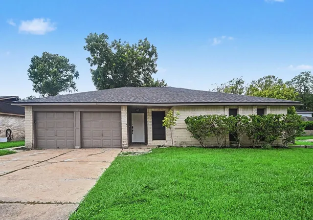 1st image of 300 Castlelake Dr, Friendswood, TX 77546 | MLS# 48842118