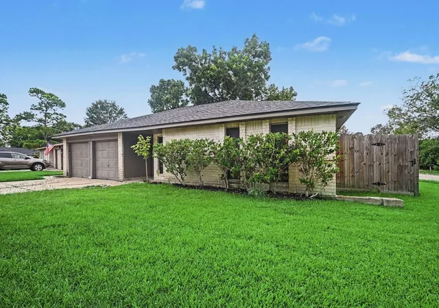 2nd image of 300 Castlelake Dr, Friendswood, TX 77546 | MLS# 48842118