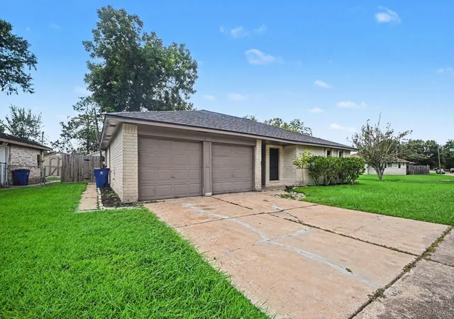 Photo 3 of Single family home for sale at 300 Castlelake Dr, Friendswood, TX 77546 | MLS# 48842118 | Listing updated on 2026-09-03