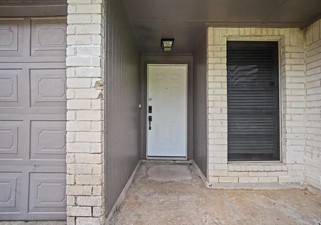 Photo 3 of Single family home for sale at 300 Castlelake Dr, Friendswood, TX 77546 | MLS# 48842118 | Listing updated on 2026-09-03