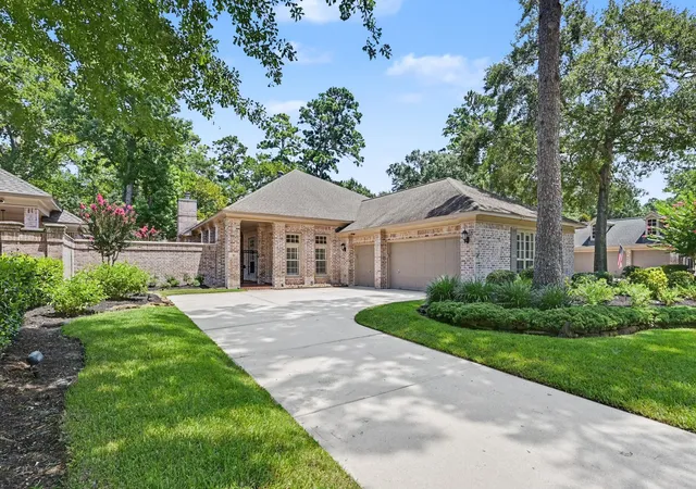 Photo 2 of Sale Pending at 22 N Castlegreen Cir, Spring, TX 77381 | MLS# 20289822 | Listing updated on 2026-09-13