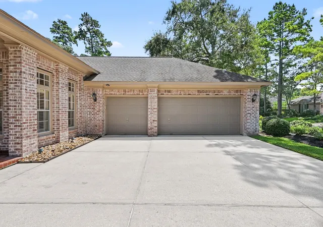 Photo 2 of Sale Pending at 22 N Castlegreen Cir, Spring, TX 77381 | MLS# 20289822 | Listing updated on 2026-09-13