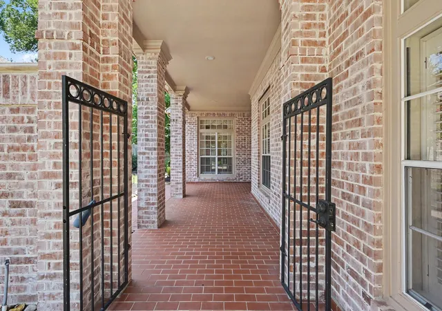 Photo 3 of Sale Pending at 22 N Castlegreen Cir, Spring, TX 77381 | MLS# 20289822 | Listing updated on 2026-09-13