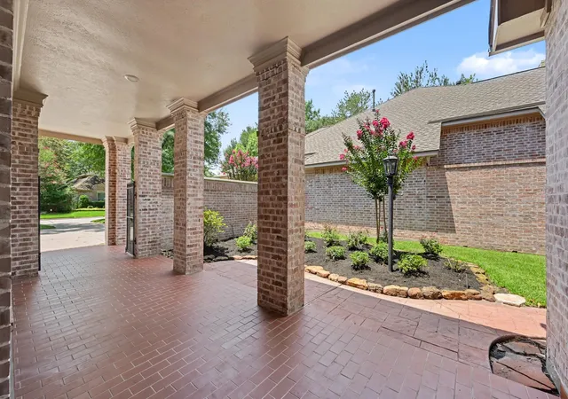 Photo 4 of Sale Pending at 22 N Castlegreen Cir, Spring, TX 77381 | MLS# 20289822 | Listing updated on 2026-09-13