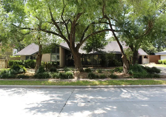 Photo 1 of Single family home for sale at 5215 S Braeswood Blvd, Houston, TX 77096 | MLS# 66035977 | Listing updated on 2026-09-09