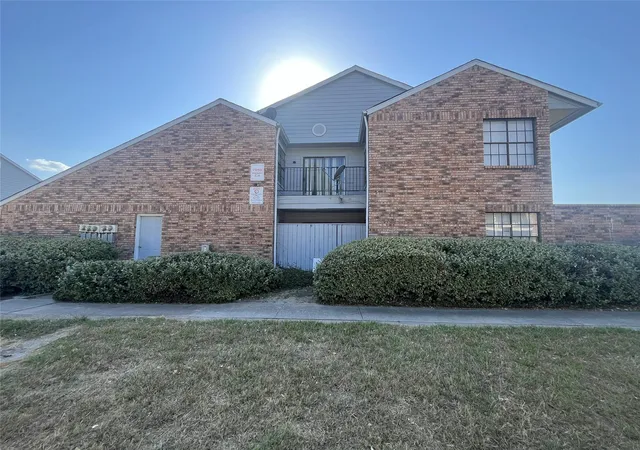 Photo 3 of Sale Pending at 7925 7975 Streamside Dr #17, Houston, TX 77088 | MLS# 48198710 | Listing updated on 2026-08-29