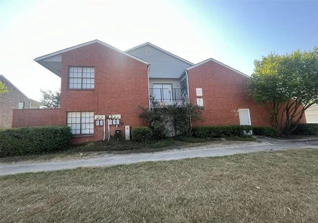 Listing Photo 5 - Condo for sale in building located at 7925-7975 Streamside Dr, Houston, TX 77088 - Unit #17