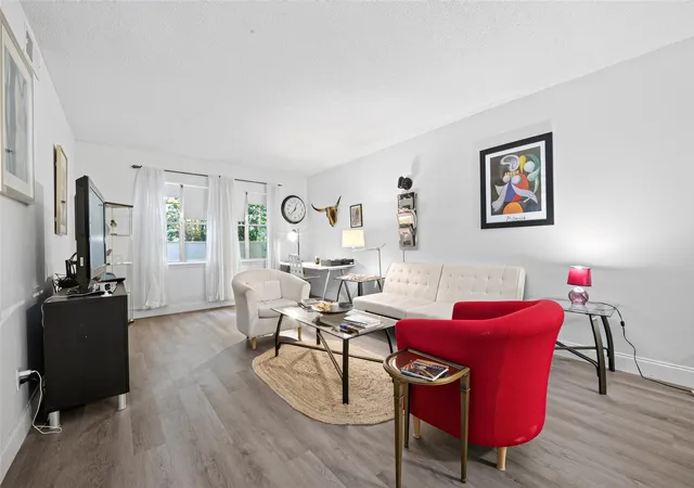 Listing Photo 4 - Condo for sale in building located at 2700 Bellefontaine St, Houston, TX 77025 - Unit #A27