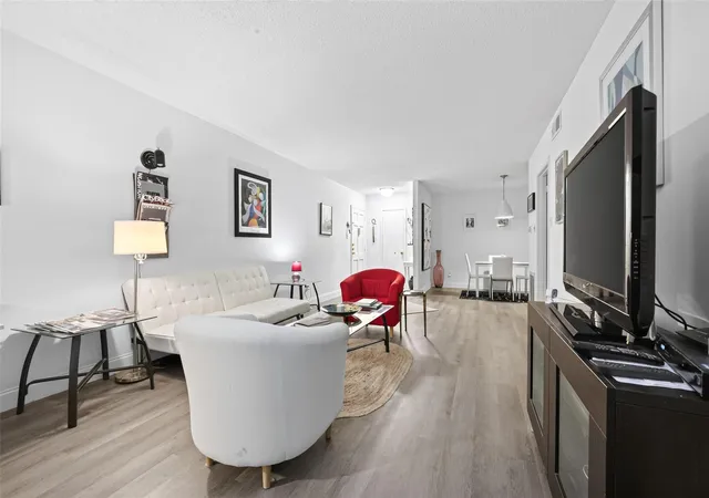 Listing Photo 5 - Condo for sale in building located at 2700 Bellefontaine St, Houston, TX 77025 - Unit #A27