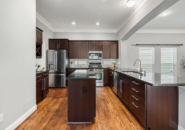 Photo 4 of Townhouse for sale at 2316 Beall St, Houston, TX 77008 | MLS# 62891787 | Listing updated on 2026-08-30