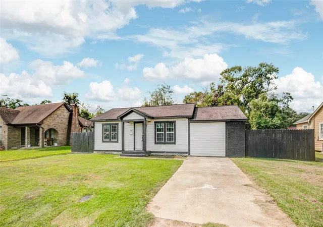 Photo 3 of Single family home for sale at 609 Hurst St, Angleton, TX 77515 | MLS# 93930022 | Listing updated on 2026-06-19