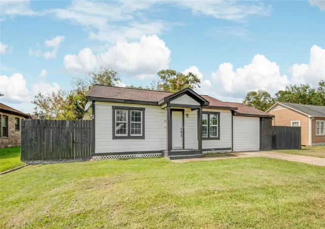 Photo 3 of Single family home for sale at 609 Hurst St, Angleton, TX 77515 | MLS# 93930022 | Listing updated on 2026-06-19