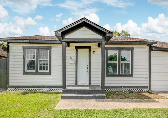 Photo 4 of Single family home for sale at 609 Hurst St, Angleton, TX 77515 | MLS# 93930022 | Listing updated on 2026-06-19