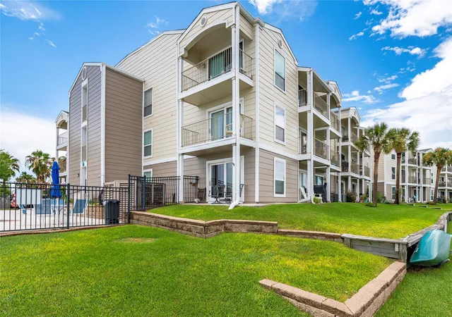 2nd image of 200 Yacht Club Ln #200, Seabrook, TX 77586 | MLS# 97438729