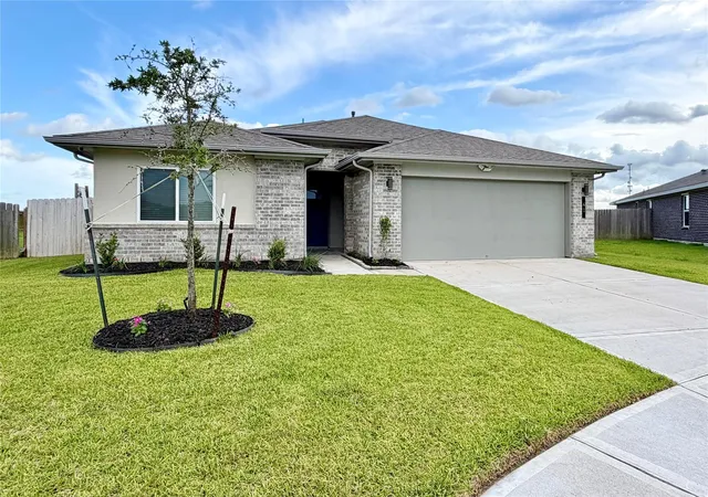 Photo 2 of Sale Pending at 41 Desert Spring Ln, Manvel, TX 77578 | MLS# 11899686 | Listing updated on 2026-08-31