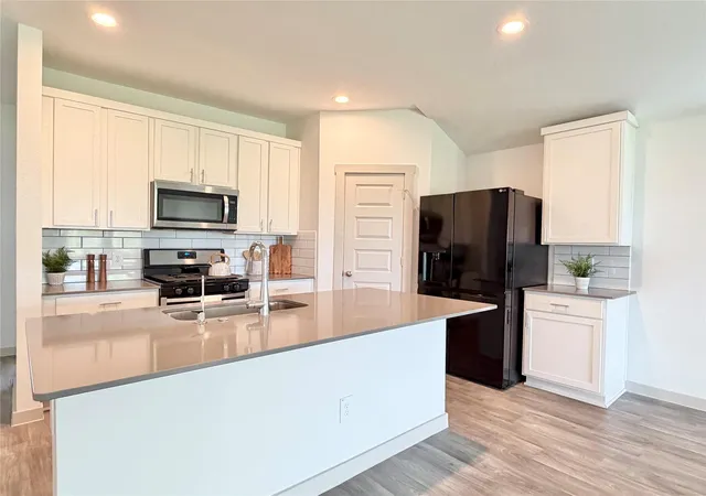 Photo 2 of Sale Pending at 41 Desert Spring Ln, Manvel, TX 77578 | MLS# 11899686 | Listing updated on 2026-08-31