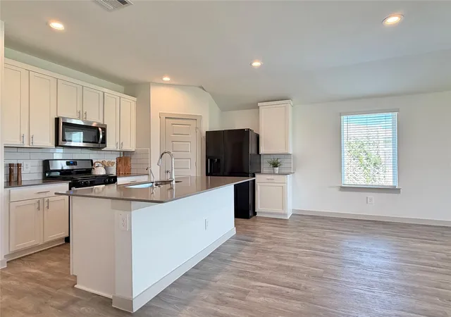 Photo 3 of Sale Pending at 41 Desert Spring Ln, Manvel, TX 77578 | MLS# 11899686 | Listing updated on 2026-08-31