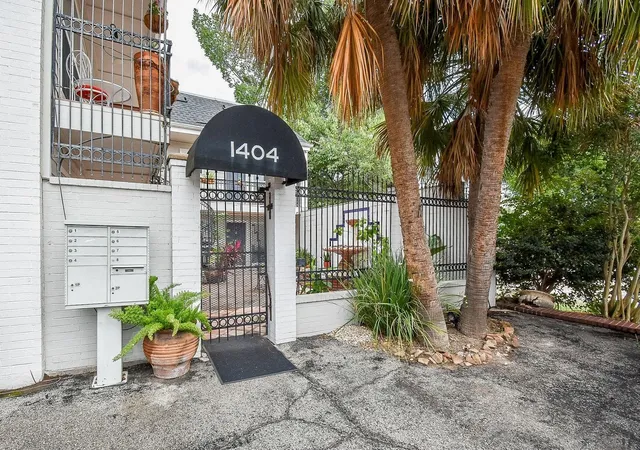 Photo 3 of Condo for sale at 1404 Welch St #2, Houston, TX 77006 | MLS# 49092051 | Listing updated on 2026-09-01