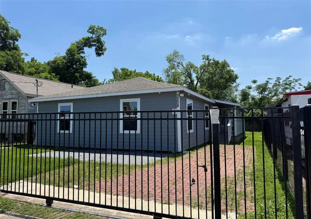 Photo 2 of Multi family home for sale at 3208 Holman St, Houston, TX 77004 | MLS# 56355857 | Listing updated on 2026-08-02