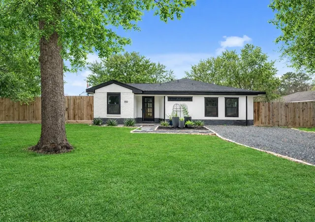 1st image of 701 W 39th St, Houston, TX 77018 | MLS# 29809700