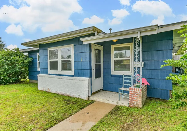 Photo 2 of Single family home for sale at 7 Gulf Ln, Galveston, TX 77550 | MLS# 2641127 | Listing updated on 2026-08-08