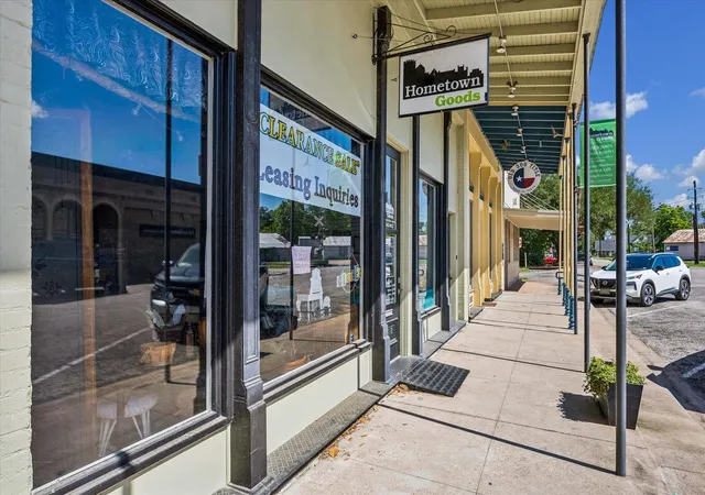 Listing Photo 4 - Condo for sale in building located at 1008 Milam St, Columbus, TX 78934