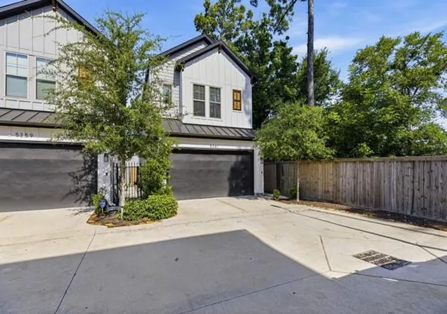 Photo 2 of Single family home for sale at 5361 Creekmont Oaks Ln, Houston, TX 77091 | MLS# 74204592 | Listing updated on 2026-09-16