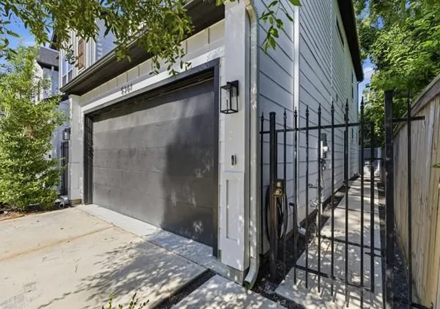 Photo 3 of Single family home for sale at 5361 Creekmont Oaks Ln, Houston, TX 77091 | MLS# 74204592 | Listing updated on 2026-09-16