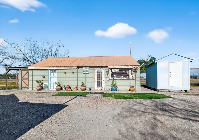Photo 4 of Single family home for sale at 2900 West Hwy 6, Alvin, TX 77511 | MLS# 3608718 | Listing updated on 2026-05-14