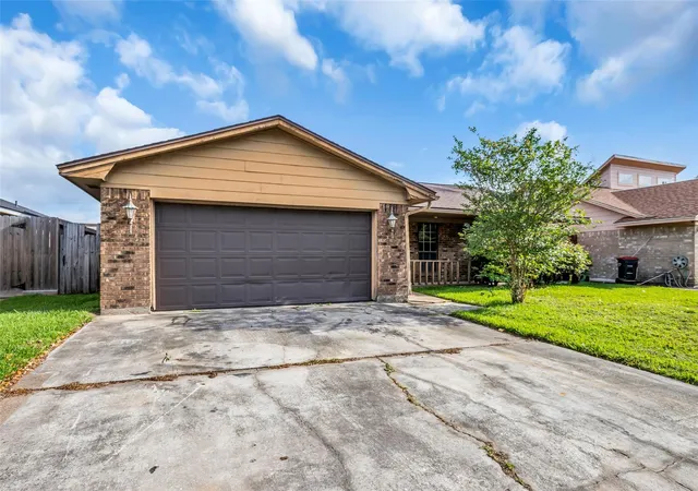 Photo 1 of Single family home for sale at 700 Briarclift Ln, Baytown, TX 77521 | MLS# 15231865 | Listing updated on 2026-04-18