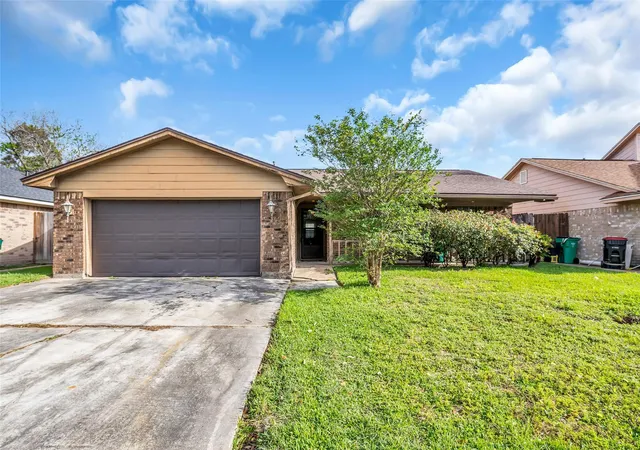 Photo 2 of Single family home for sale at 700 Briarclift Ln, Baytown, TX 77521 | MLS# 15231865 | Listing updated on 2026-04-18
